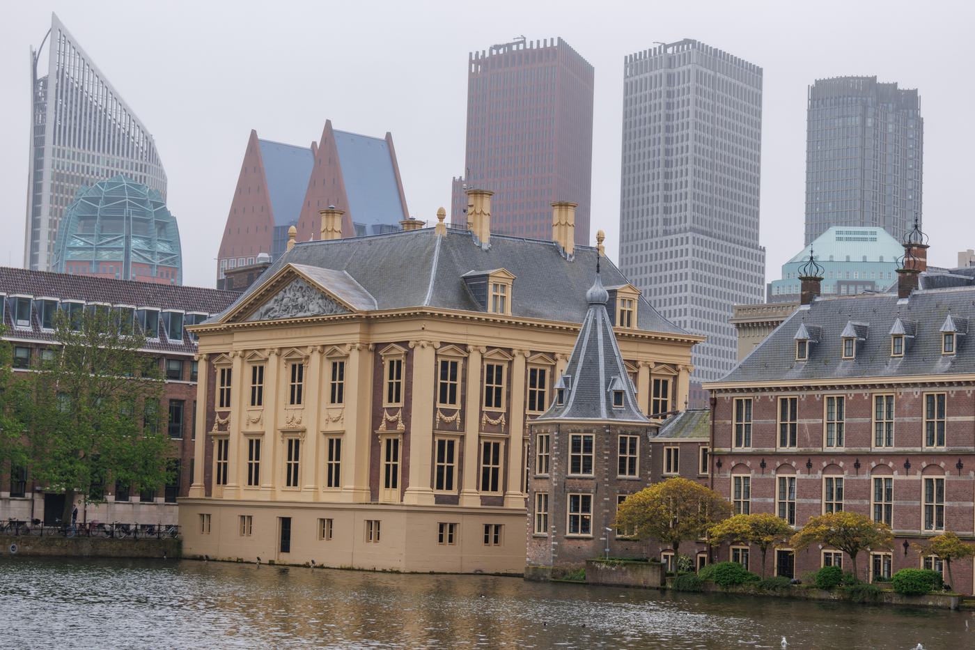 Het Binnenhof en de Haagse skyline