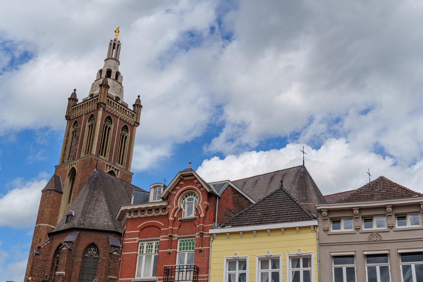 Kerktoren boven historische gevels