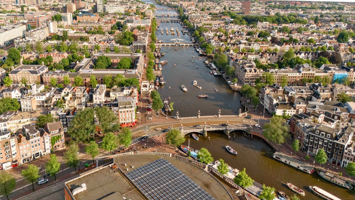 Luchtfoto van de Amstel met bruggen en grachtenpanden