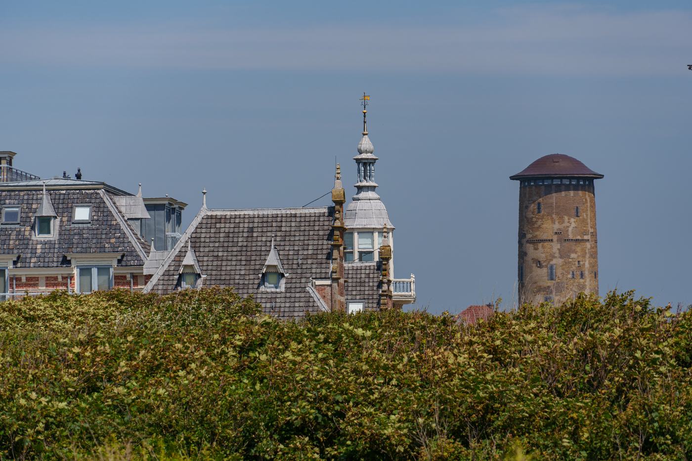 Watertoren en daken aan de Zeeuwse kust