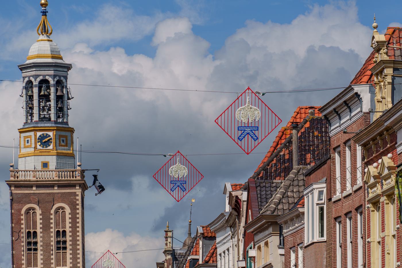 Winkelstraat met versiering onder een oude klokkentoren