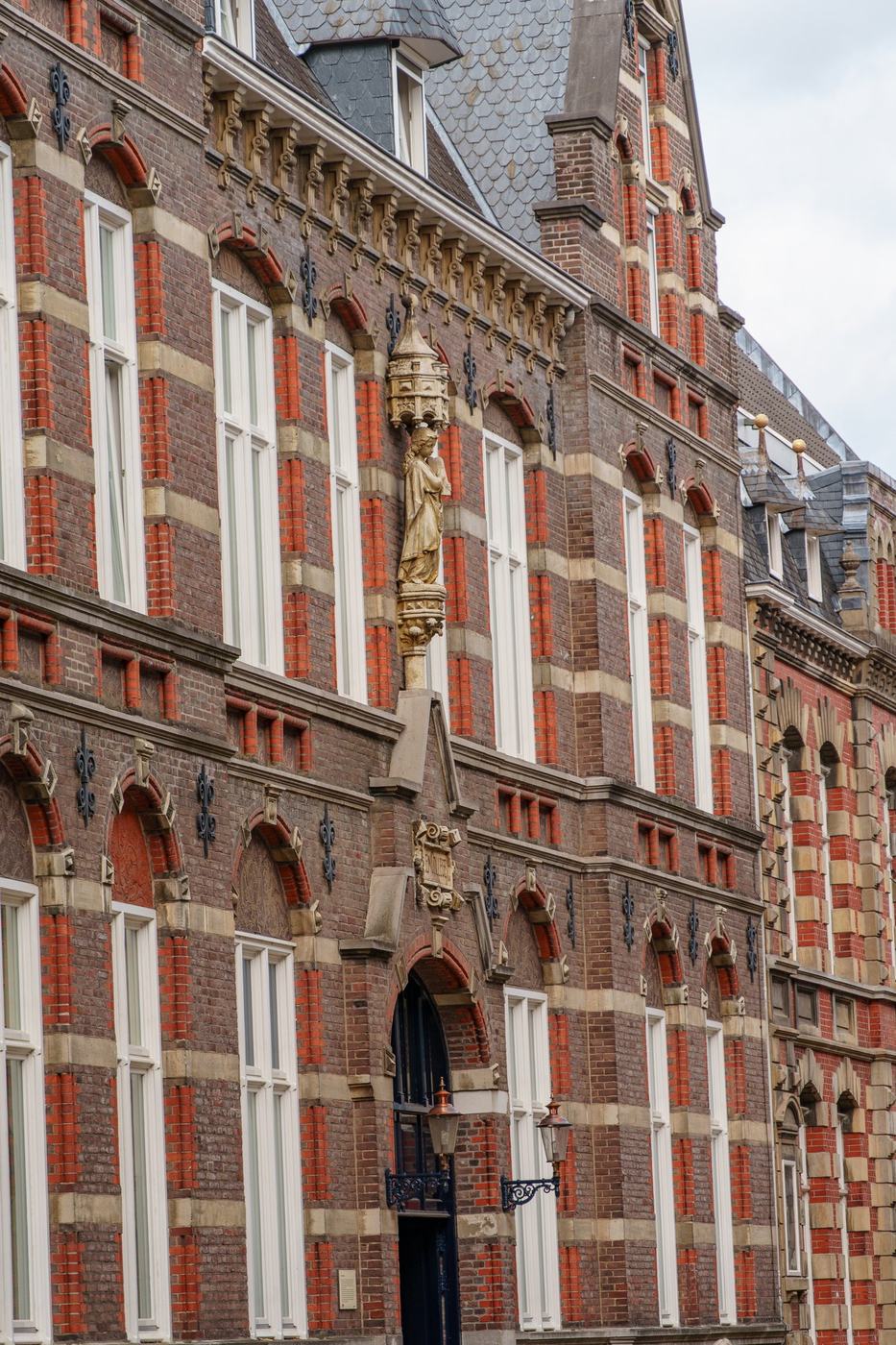 Gemeentehuis aan een gracht