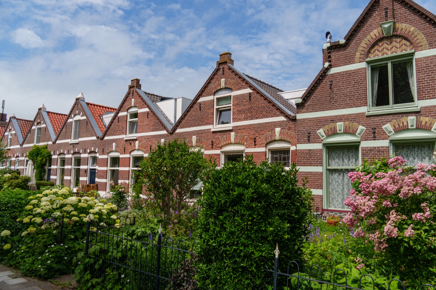 Rij traditionele huizen met voortuinen