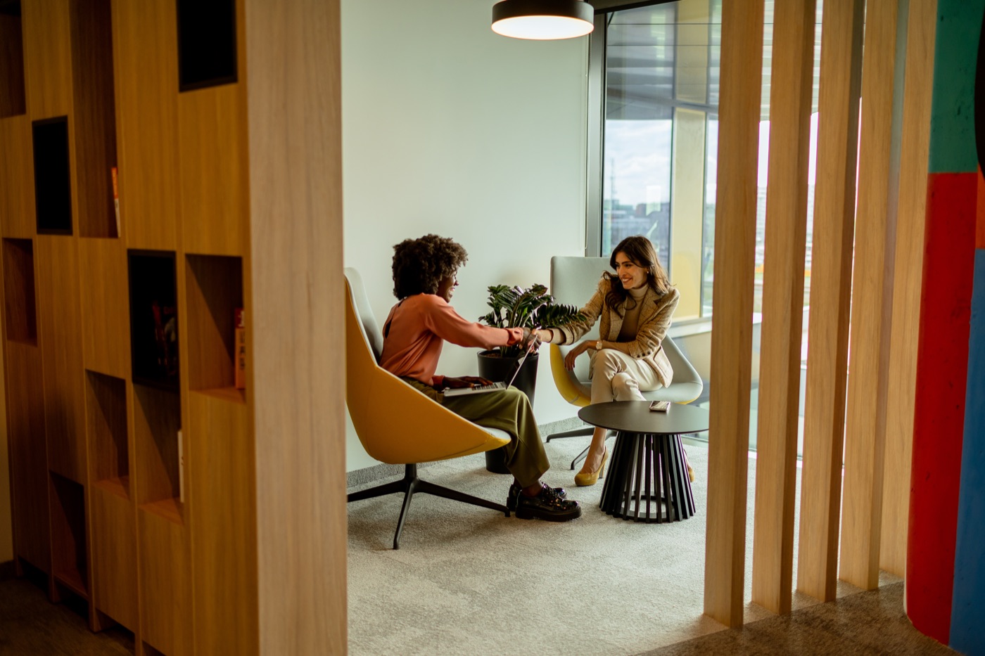 Twee vriendinnen in een appartement
