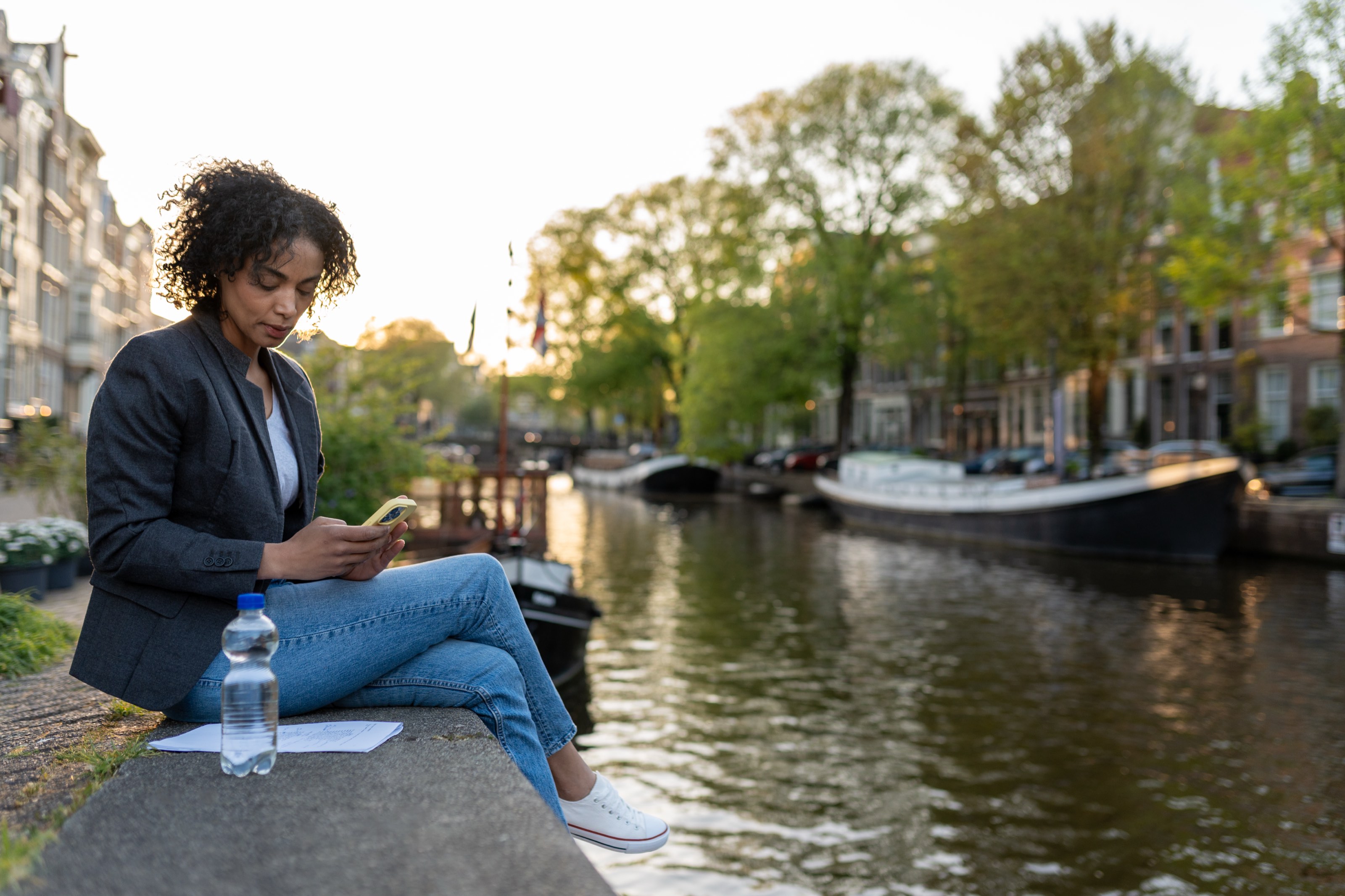 Reiziger aan de telefoon